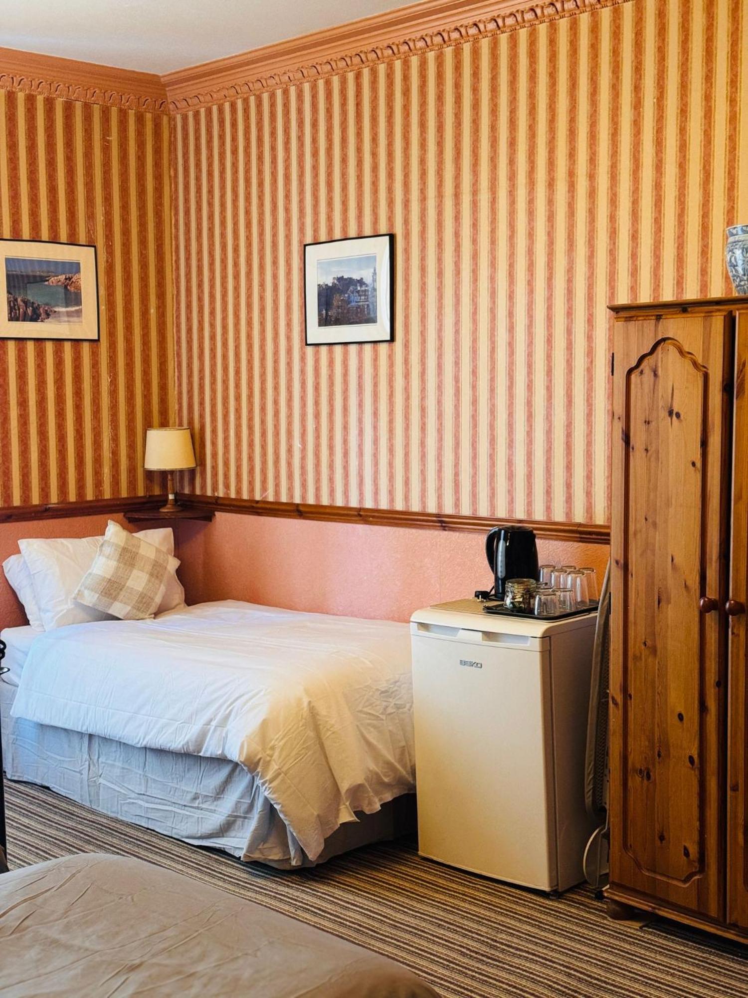 Edinburgh Travel Guest House Bagian luar foto
